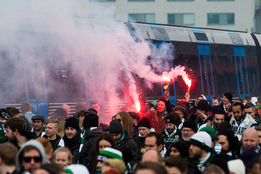 Hammarbys supportrar marscherar över Södermalm
