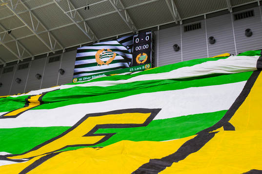 Hammarbys supportrar med ett TIFO innan fotbollsmatchen i