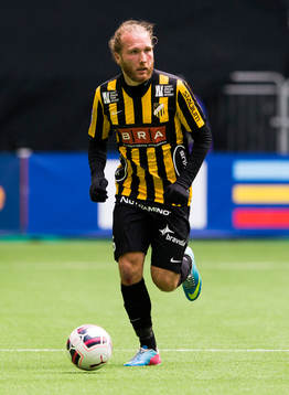Häckens Emil Wahlström med bollen