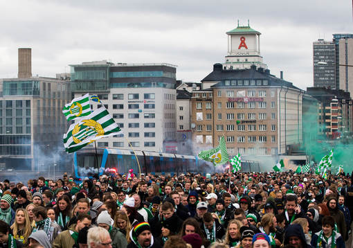 Hammarbys supportrar marscherar över Södermalm