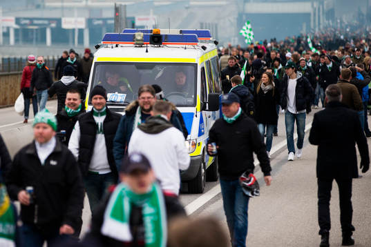 Polisen övervakar Hammarbys supportrar när de marscherar