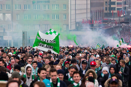 Hammarbys supportrar marscherar över Södermalm