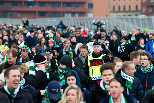 Polisen övervakar Hammarbys supportrar när de marscherar