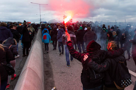 Hammarbys supportrar marscherar över Södermalm