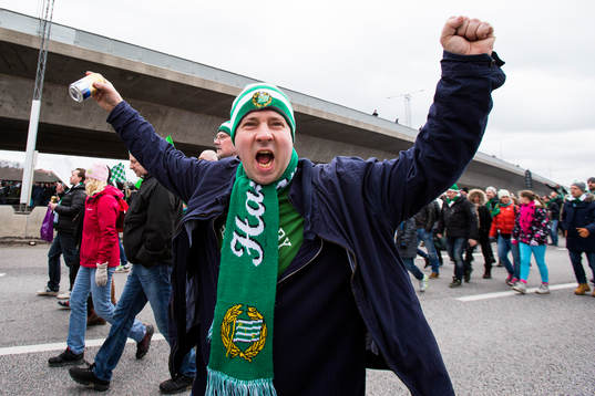 Hammarbys supportrar marscherar över Södermalm