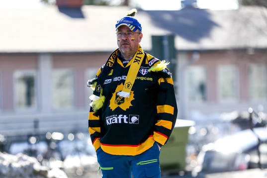 Ett Skellefteå fan före semifinal fem i ishockeymatchen i