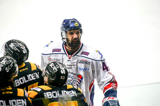 Linköpings Daniel Rahimi pratar med Skellefteås bänk