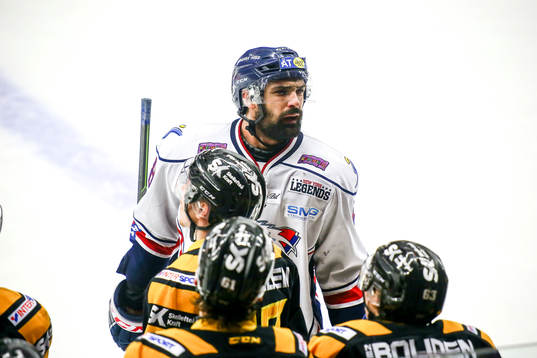 Linköpings Daniel Rahimi pratar med Skellefteås bänk