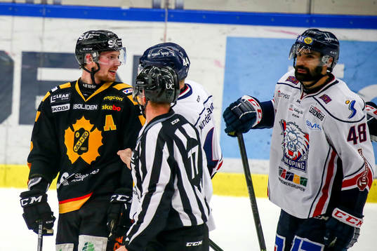 Linköpings Daniel Rahimi pratar med Skellefteås Martin