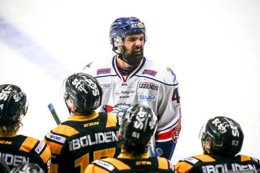 Linköpings Daniel Rahimi pratar med Skellefteås bänk