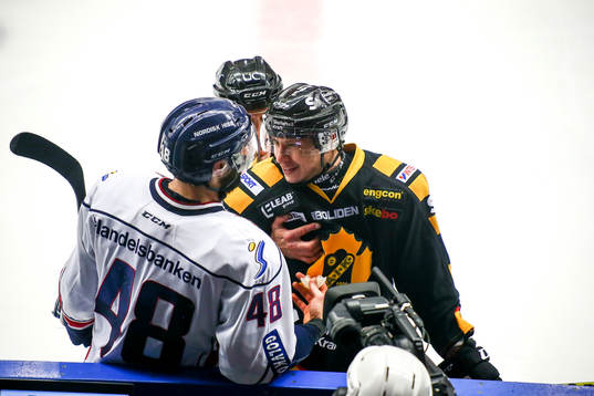 Linköpings Daniel Rahimi pratar med Skellefteås Martin