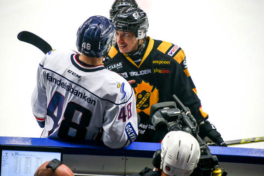 Linköpings Daniel Rahimi pratar med Skellefteås Martin