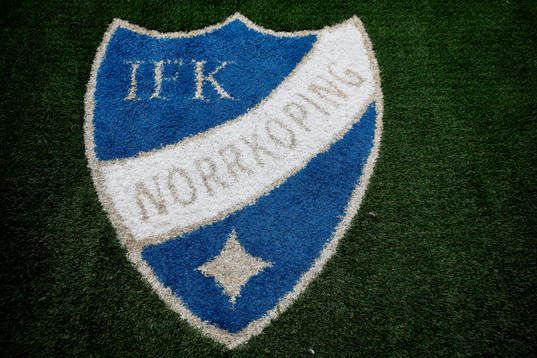 IFK Norrköpings logo på konstgräset på Nya Parken