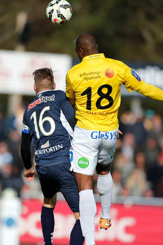 Gefles David Fällman och Falkenbergs Hakeem Araba i luft