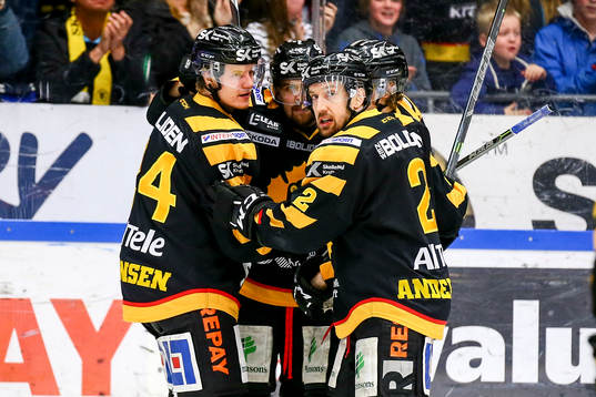 Skellefteås Axel Holmström och Nick Sörensen jublar