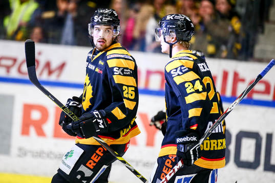 Skellefteås Axel Holmström och Nick Sörensen jublar