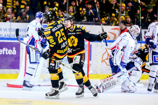 Skellefteås Axel Holmström och Nick Sörensen jublar