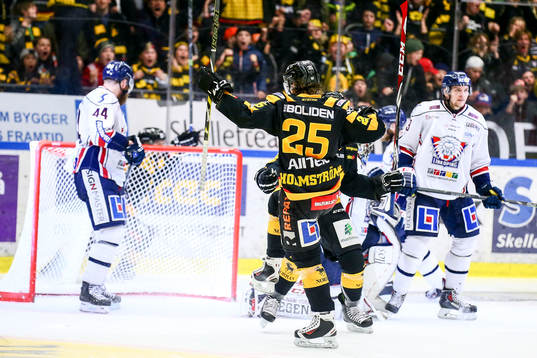 Skellefteås Axel Holmström och Nick Sörensen jublar