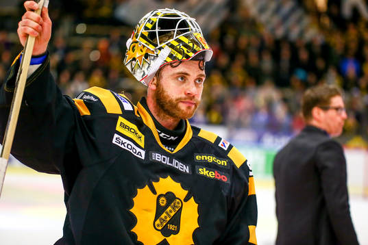 Skellefteås målvakt Markus Svensson  jublar