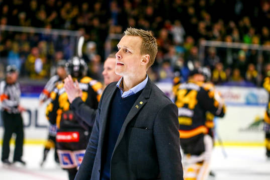 Skellefteås assisterande tränare Bert Robertsson jublar