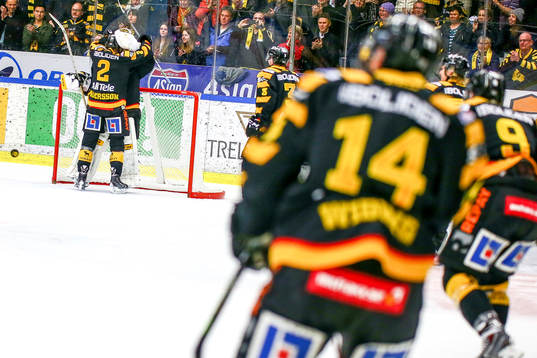 Skellefteås Erik Andersson  och målvakt Markus Svensson