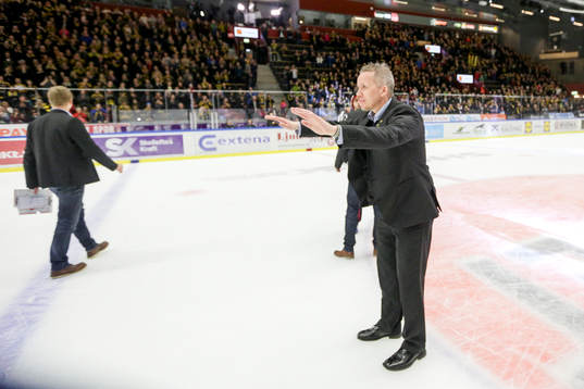 Skellefteås tränare Hans Wallson  jublar