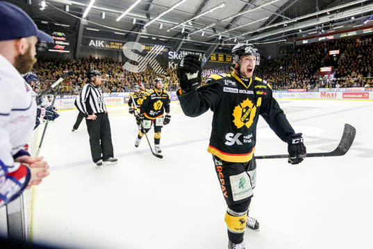 Skellefteås Martin Lundberg jiublar