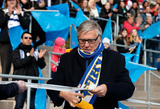 Thomas Nordahl klipper bandet för nya ståplatsläktaren