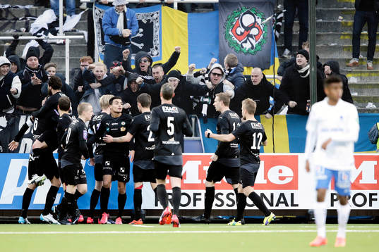 Örebros Robert Åhman Persson jublar