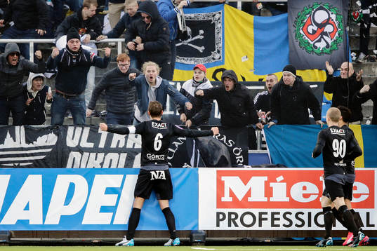 Örebros Robert Åhman Persson jublar