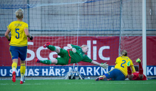 Schhweiz Fabienne Humm gör 0-2 bakom Sveriges målvakt