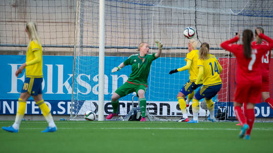 Sveriges målvakt Hedvig Lindahl släpper in 0-1 målet