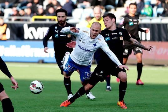 Norrköpings Daniel Sjölund fälls och får frispark