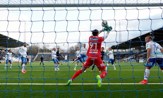 Räddning av Norrköpings målvakt David Mitov Nilsson