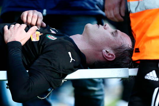 Örebros Erik Moberg lämnar planen på bår, skadad