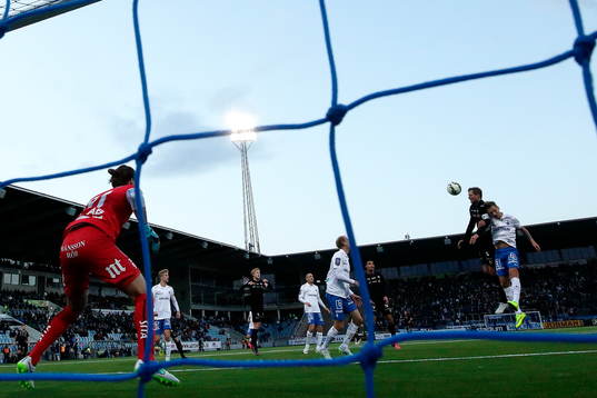 1-1-målet görs av Örebros Robert Åhman Persson