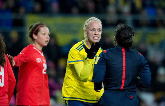 Sveriges Caroline Seger skäller på domaren Riem Hussein