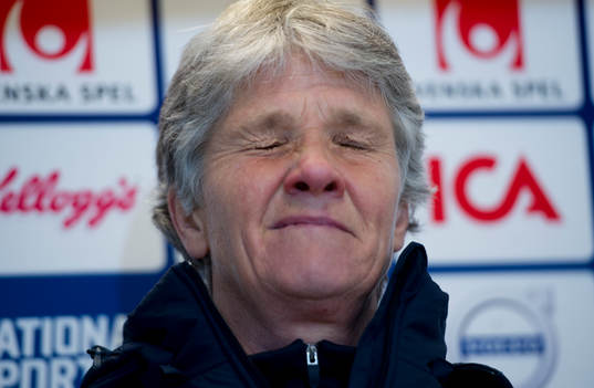 Sveriges tränare Pia Sundhage deppar på presskonferensen