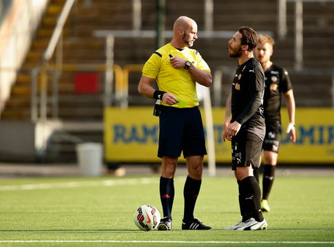 Domare Stefan Johannesson diskuterar med Örebros Nordin