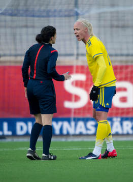 Caroline Seger skäller ut domaren Riem Hussein från