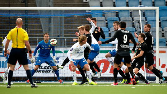 Spel framför Örebros mål med målvakt Oscar Jansson