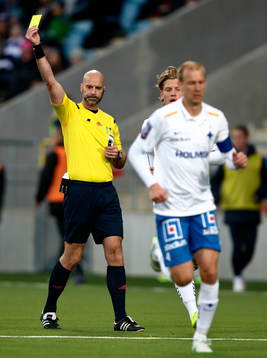 Domare Stefan Johannesson ger gult kort