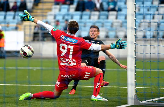 Målchans för Örebros Eiður Aron Sigurbjörnsson
