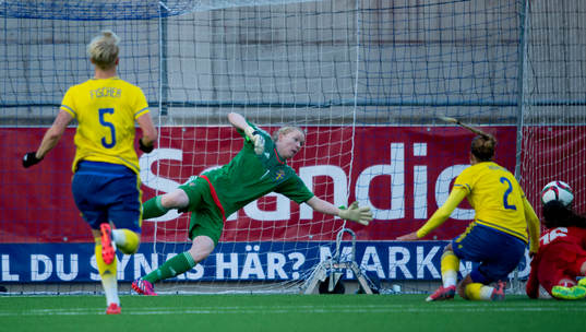 Fabienne Hummgör 2-0 bakom Sveriges målvakt Hedvig Lindahl