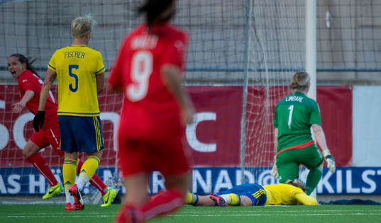 Schhweiz Fabienne Humm gör 0-2 bakom Sveriges målvakt