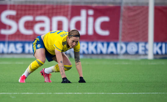 Sveriges Therese Sjögran reser sig