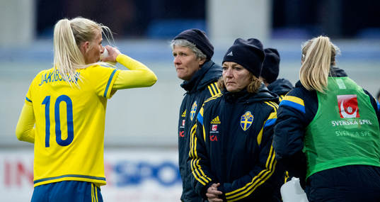 Sveriges Sofia Jakobsson och tränaren Pia Sundhage