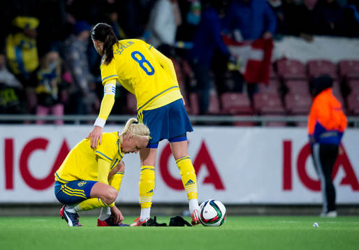 Sveriges Caroline Seger tröstas av Lotta Schelin