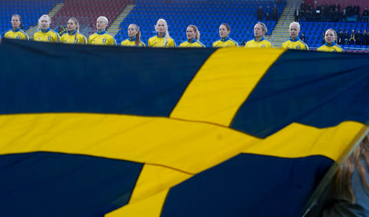 Sveriges start elva med svensk flagga innan landskampen i