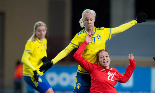 Sveriges Caroline Seger och Schweiz Vanessa Bernauer